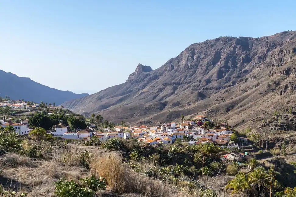 Pueblo de casas blancas al pie de las montañas de Gran Canaria, donde también se presta el servicio de electricista a domicilio