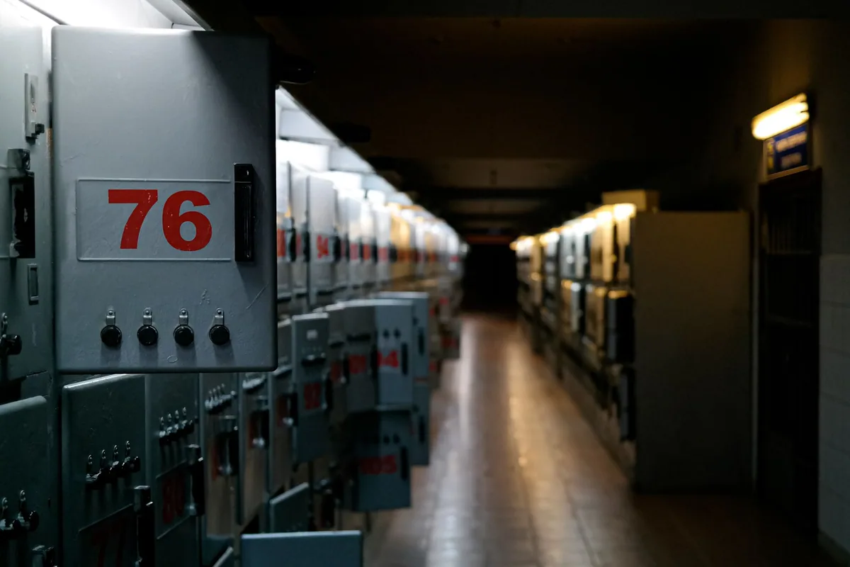Armarios eléctricos numerados en el sótano de un edificio, una de las zonas comunes que revisa el electricista de la comunidad