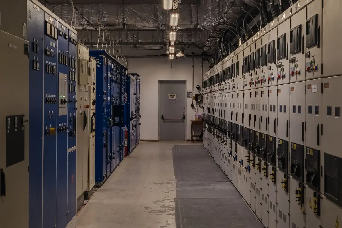 Sala de cuadros eléctricos de un edificio industrial, con armarios de protección y maniobra para la maquinaria