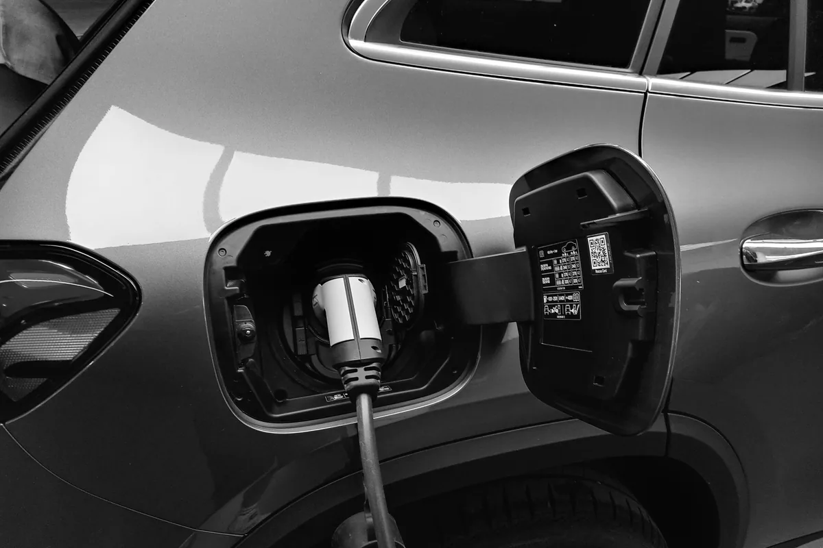 Conector de carga tipo 2 enchufado en la toma de un coche eléctrico