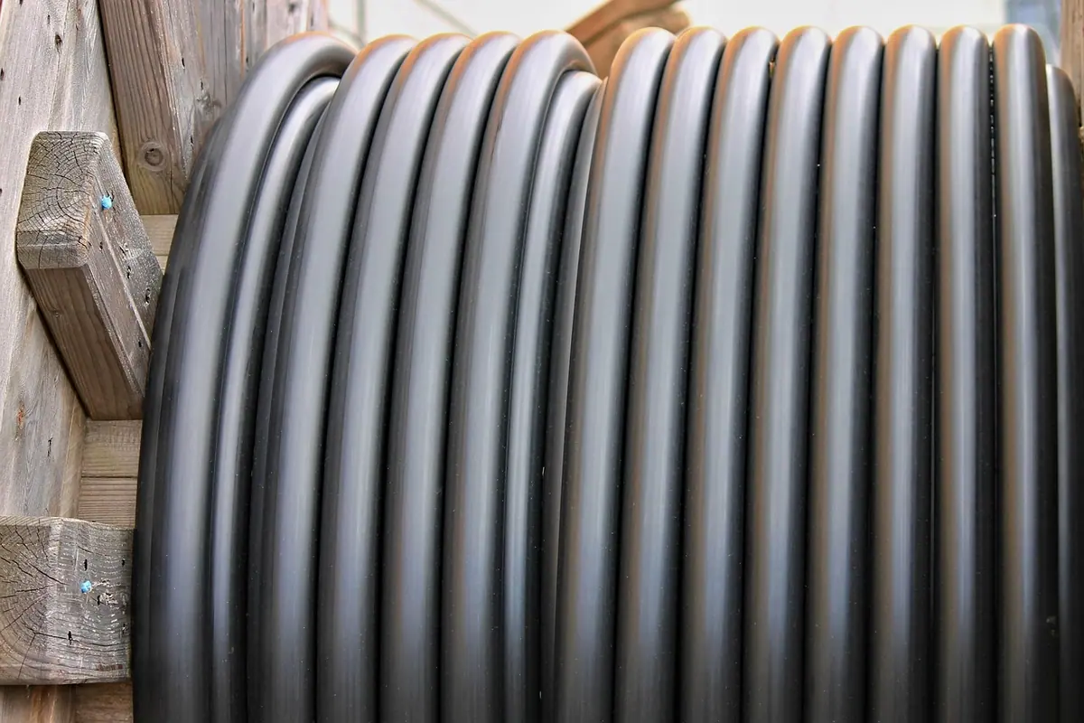 Bobina de cable eléctrico, uno de los materiales que se suman a la mano de obra en el precio de un electricista